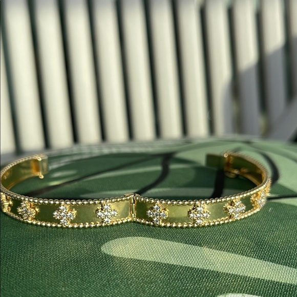 Elegant Gold-Tone Bracelet - Picture 10 of 17